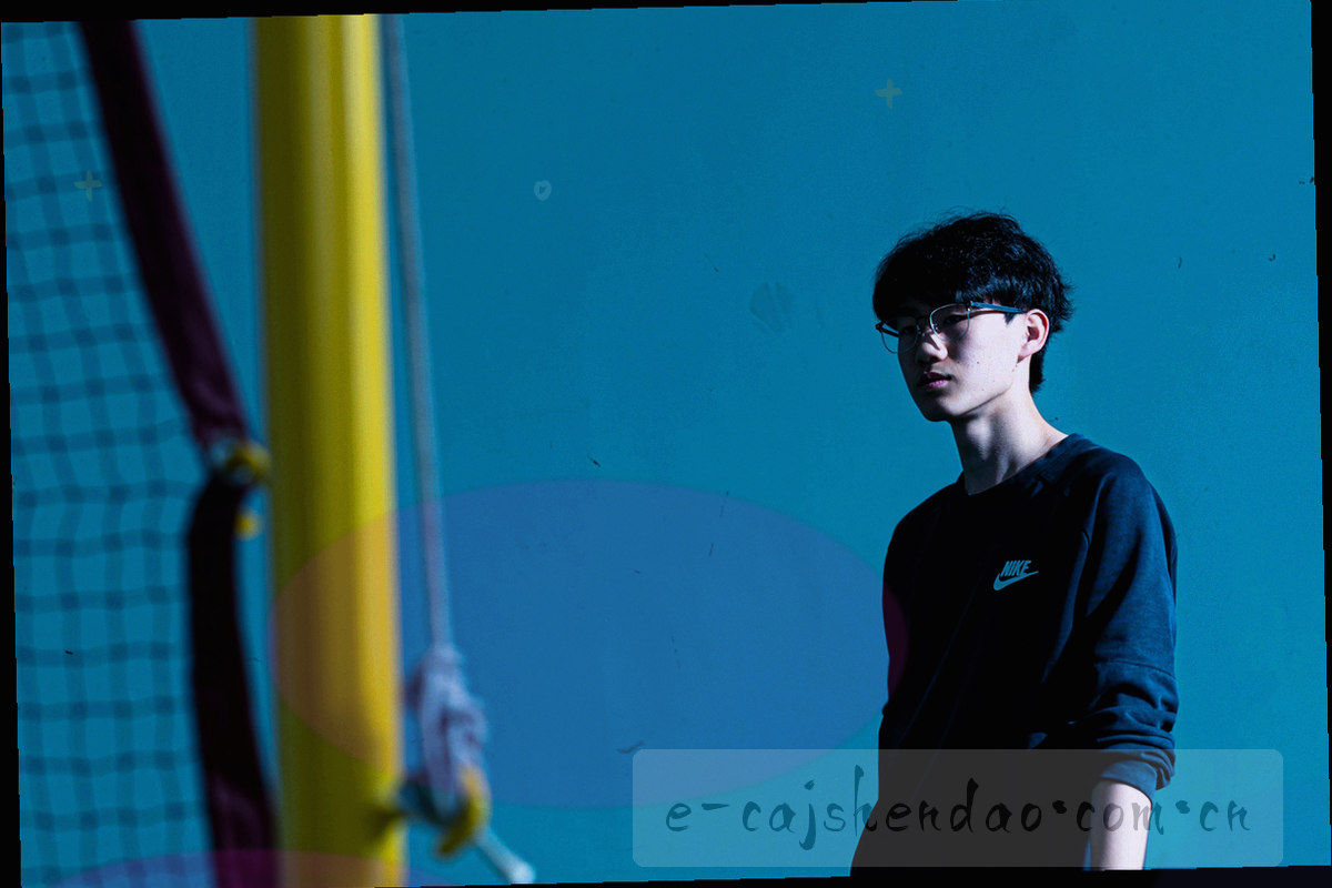 暖光下的工作台一角，桌上摊着校对用的牌面与写满字迹的便笺，画面中没有人物面部